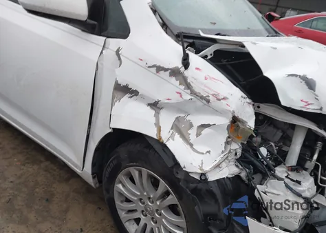 2014 Toyota Sienna Xle V6 8 Passenger z USA, uszkodzony, nr VIN 5TDYK3DC1ES446231